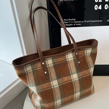 Клетчатая большая сумка для женщин 2023, осень/зима, новая модная Корейская ретро-сумка-тоут в академическом стиле, вместительная сумка для пригородных поездок.