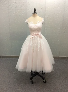 Элегантные короткие свадебные платья из розового кружева с поясом и круглым вырезом на заказ, свадебное платье с иллюзией спины чайной длины для женщин