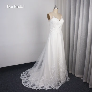 Классическое свадебное платье А-силуэта с прозрачным вырезом и кружевной аппликацией, пуговица сзади